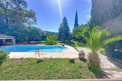 Maison - 230 m² - 8 pièces