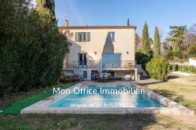 Maison - 220 m² - 6 pièces