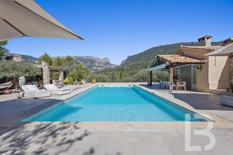 Maison - 451 m² - 15 pièces