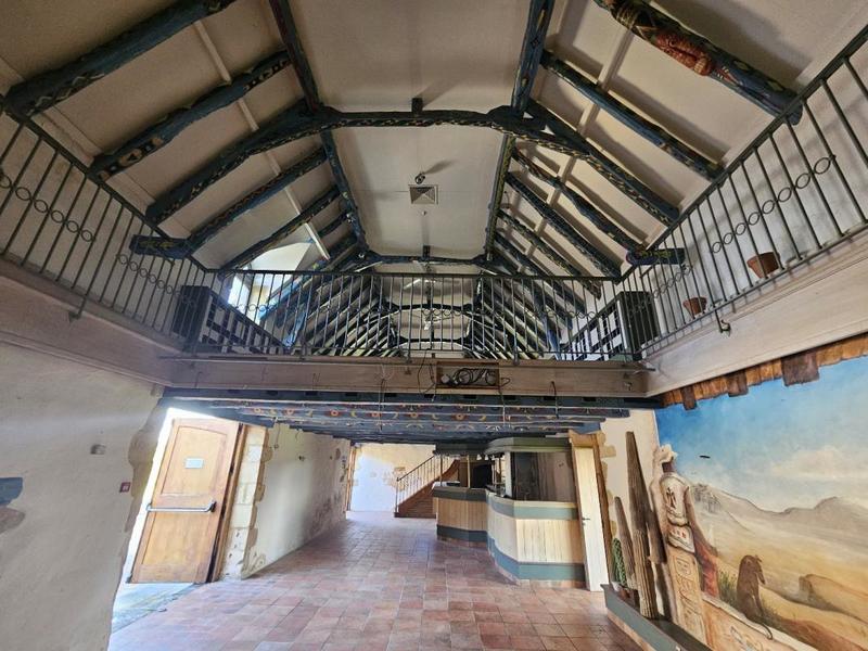 Maison - 2 135 m² - 52 pièces