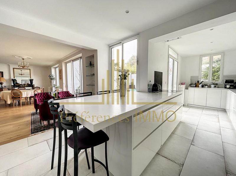 Maison - 240 m² - 8 pièces