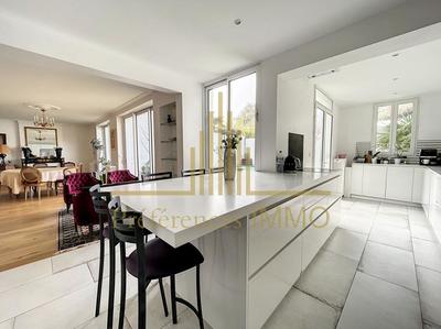 Maison - 240 m² - 8 pièces