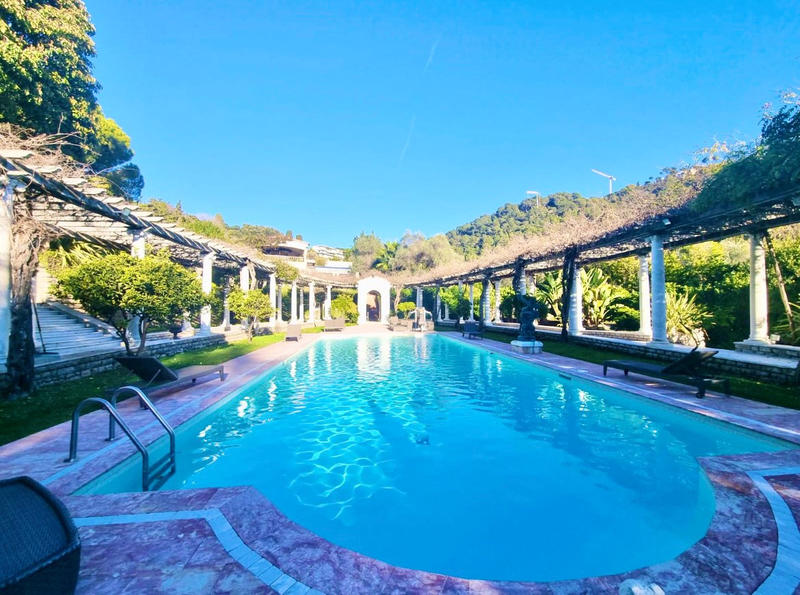 Maison - 1 000 m² - 9 pièces