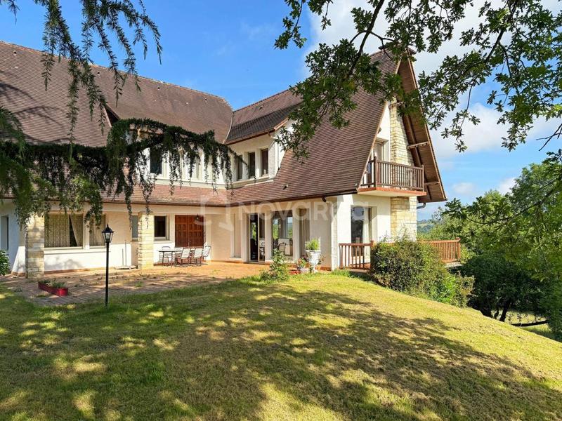 Maison - 241 m² - 8 pièces