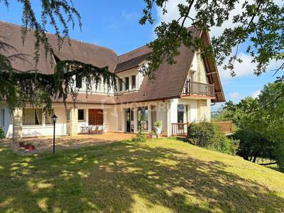 Maison - 241 m² - 8 pièces