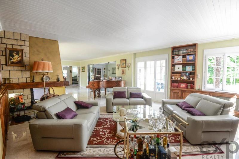 Propriété - 318 m² - 10 pièces