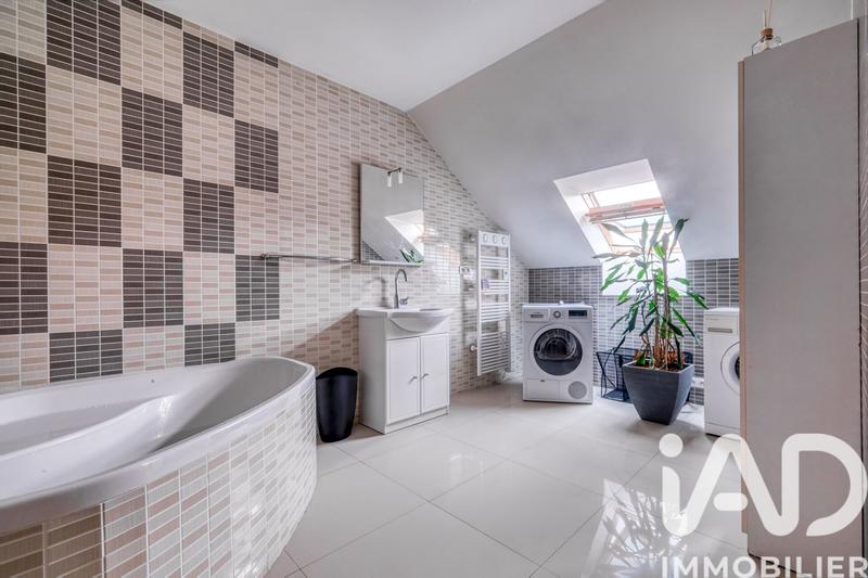 Maison - 220 m² - 6 pièces