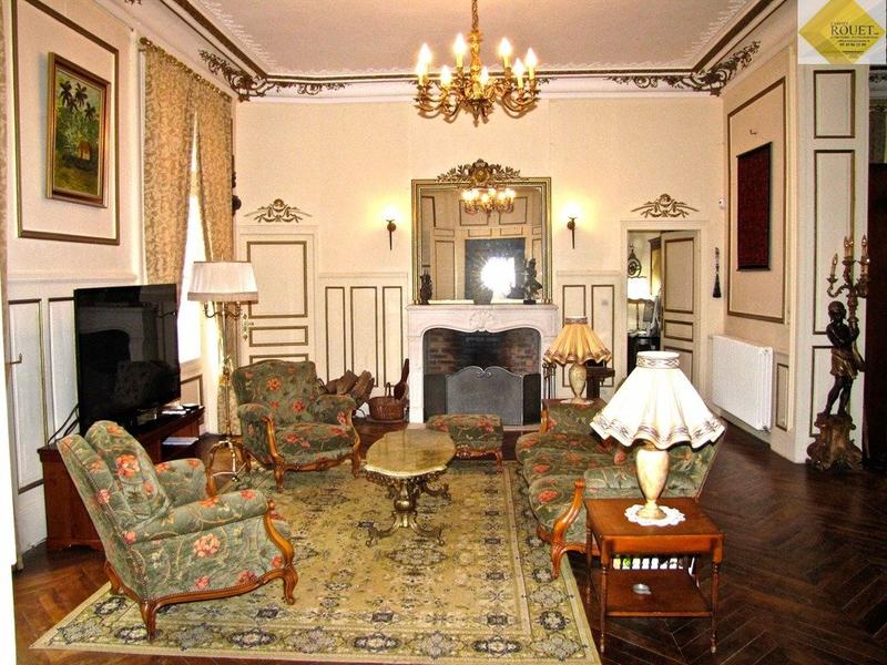 Château - 1 169 m² - 15 pièces