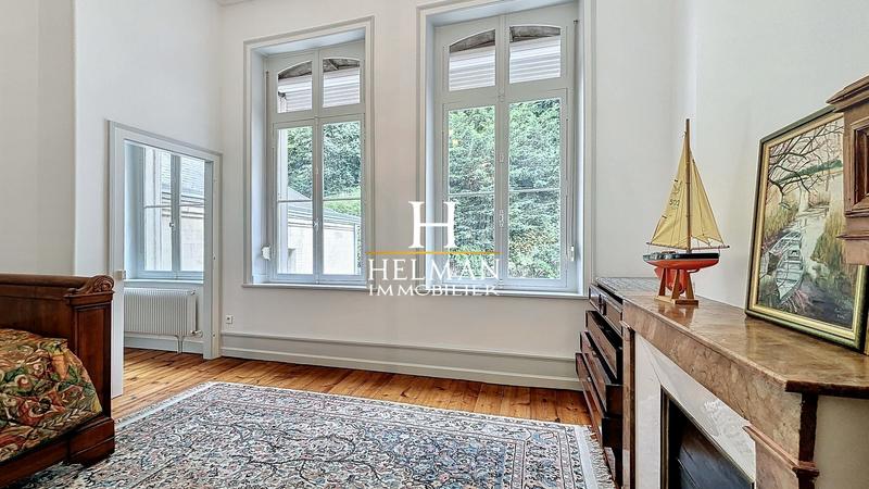 Maison - 300 m² - 8 pièces