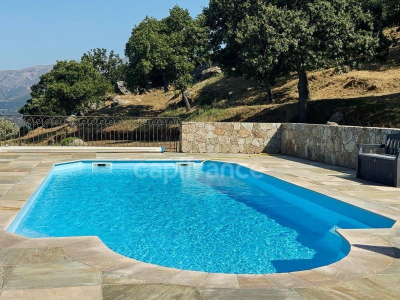 Propriété - 218 m² - 7 pièces