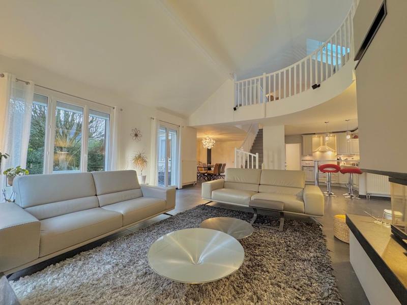 Maison - 213 m² - 7 pièces