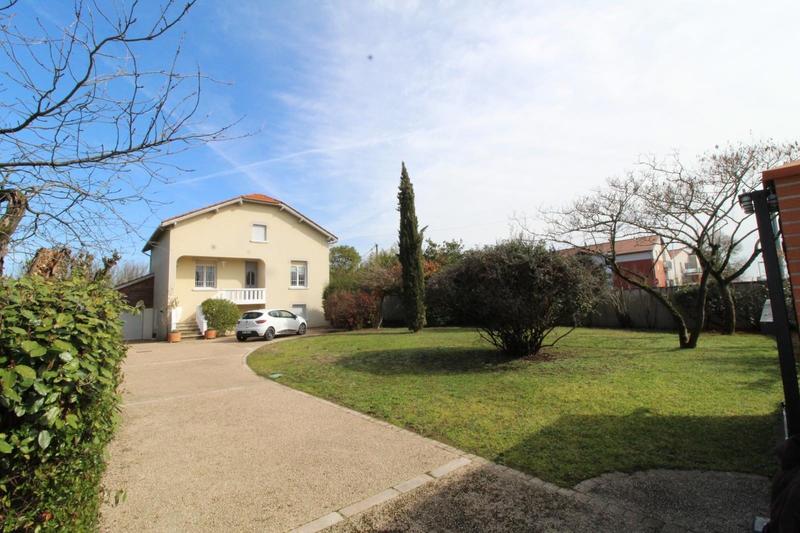 Villa - 216 m² - 9 pièces