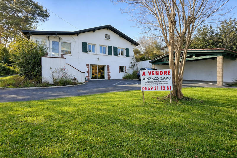 Maison - 250 m² - 7 pièces