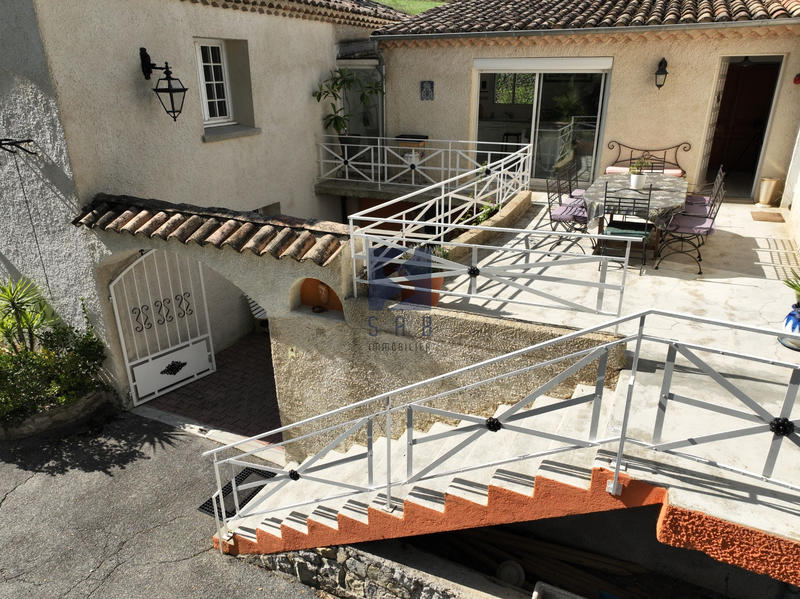 Propriété - 145 m² - 6 pièces