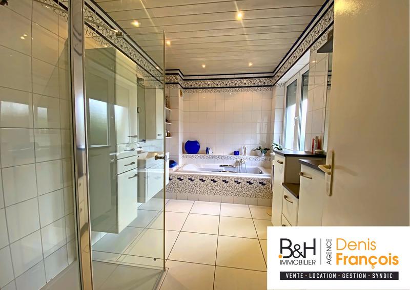 Maison traditionnelle - 182 m² - 7 pièces