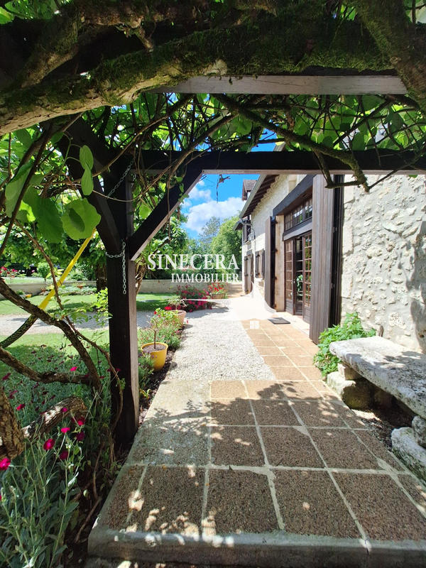 Maison - 230 m² - 8 pièces