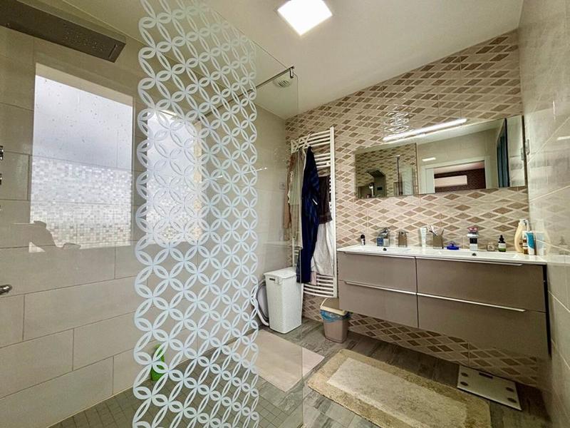 Maison - 301 m² - 9 pièces