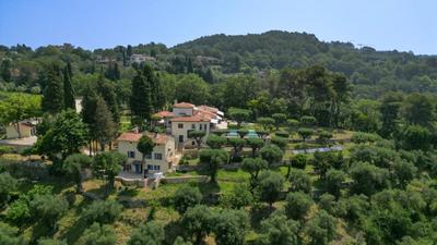 Maison - 390 m² - 12 pièces