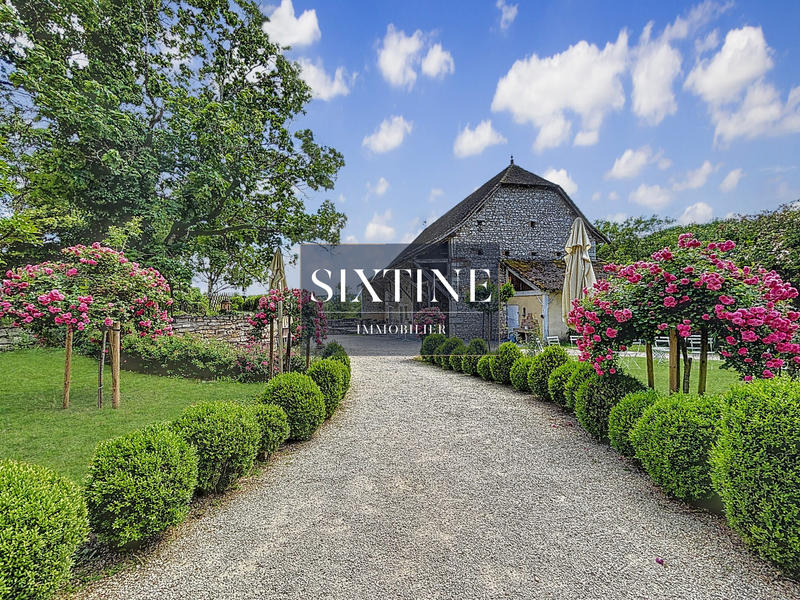 Maison ancienne - 552 m² - 10 pièces