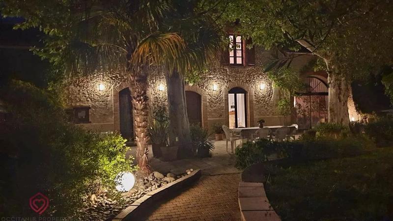 Propriété - 402 m² - 14 pièces