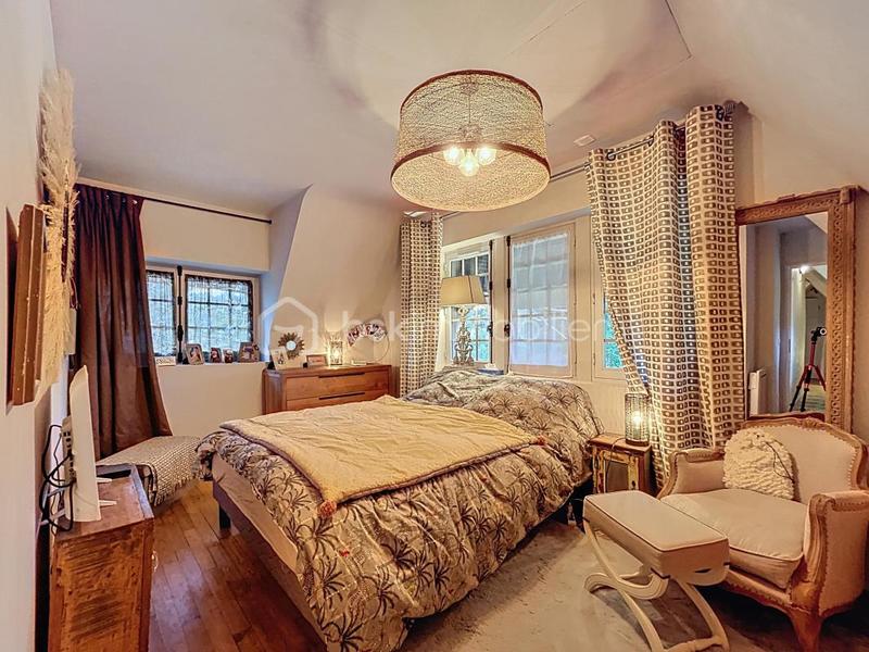 Maison traditionnelle - 210 m² - 7 pièces