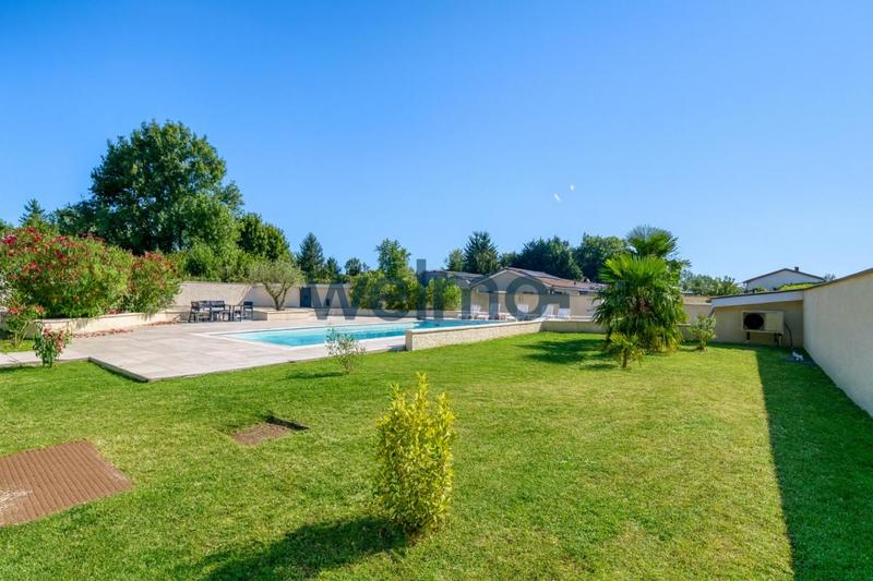 Maison - 300 m² - 8 pièces