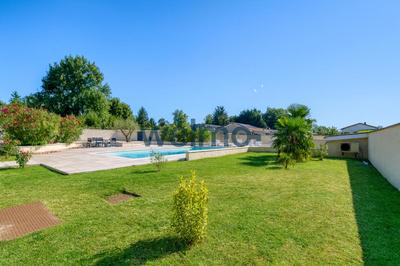 Maison - 300 m² - 8 pièces