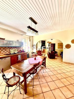 Maison - 231 m² - 7 pièces