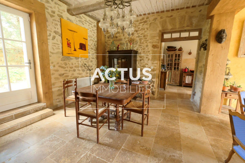 Maison - 235 m² - 8 pièces