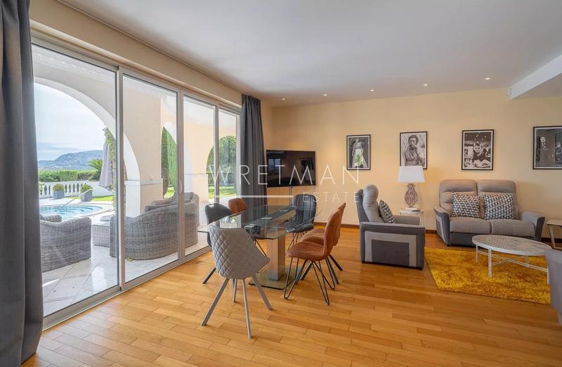 Villa - 300 m² - 6 pièces