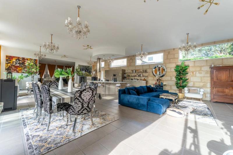 Maison - 394 m² - 5 pièces