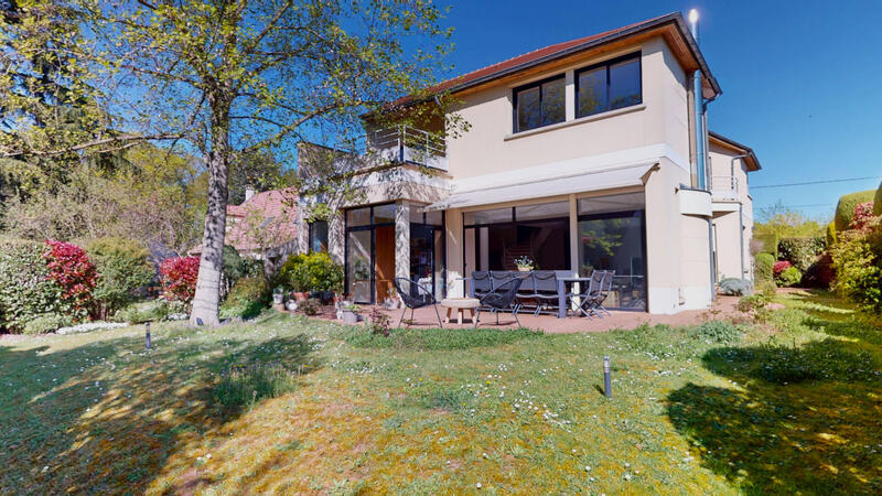 Maison - 250 m² - 8 pièces