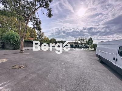 Terrain commercial - 1 800 m²