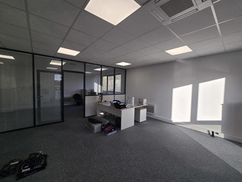 Local d'activité / Entrepôt - 221 m²