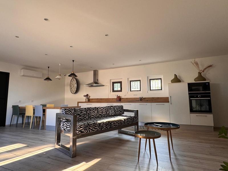 Maison - 200 m² - 3 pièces