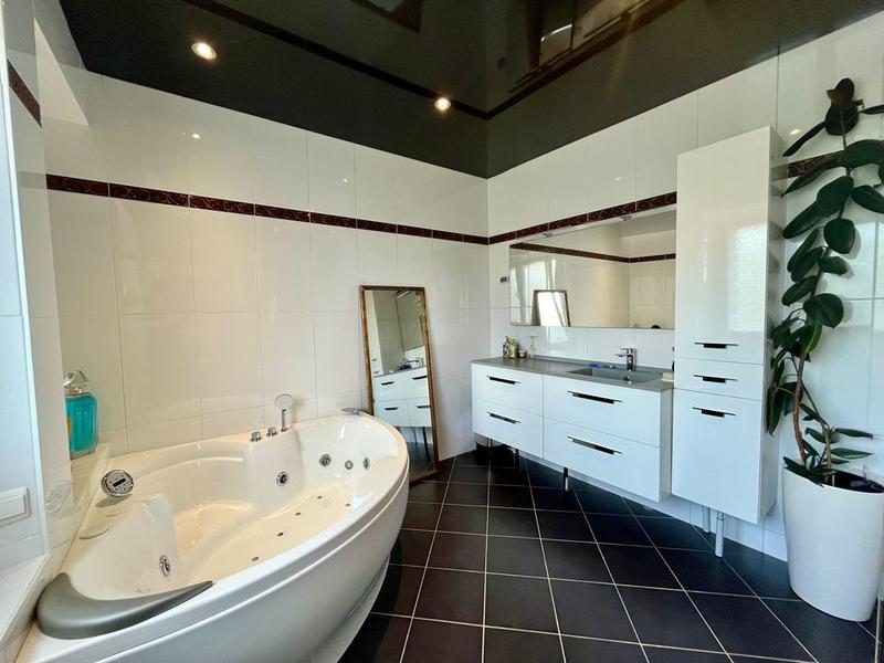 Maison - 272 m² - 7 pièces