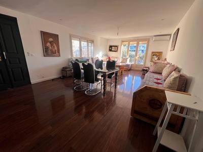 Maison - 221 m² - 10 pièces