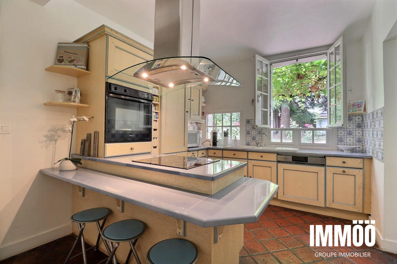 Maison - 225 m² - 10 pièces