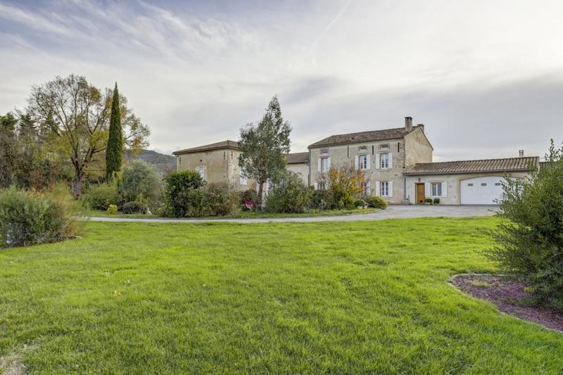 Maison - 276 m² - 6 pièces