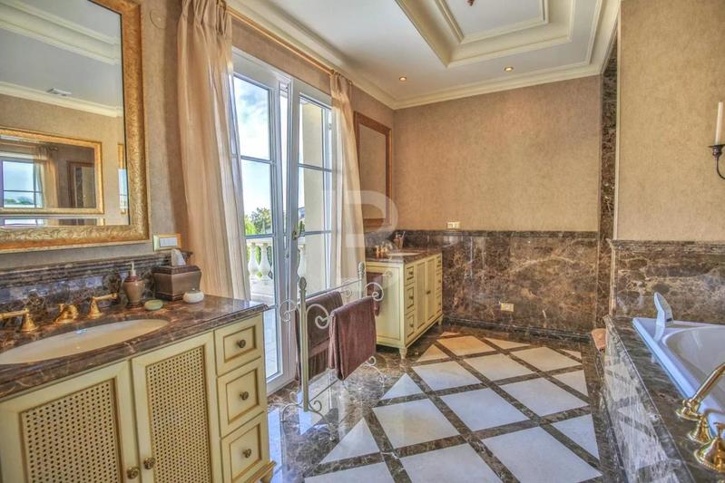 Villa - 460 m² - 9 pièces