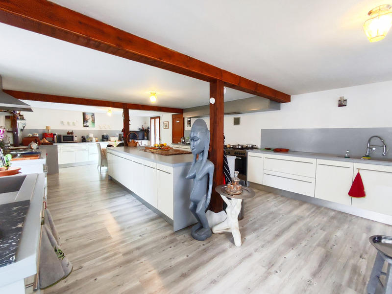 Maison - 319 m² - 12 pièces