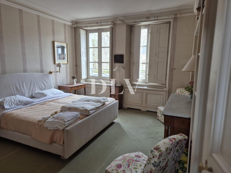 Maison - 305 m² - 11 pièces