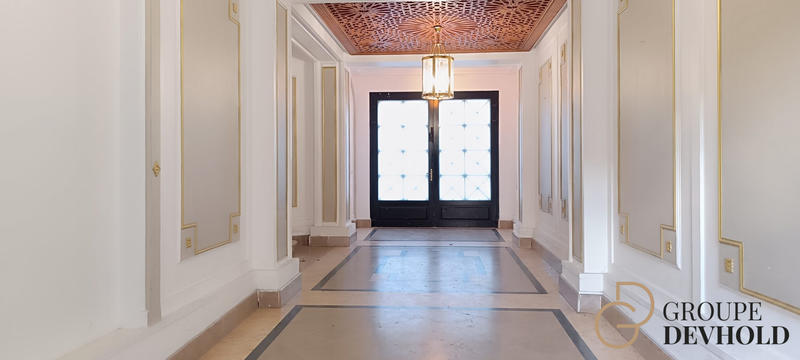 Maison - 1 325 m² - 15 pièces