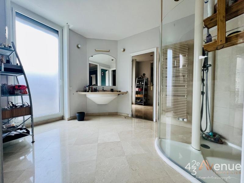 Maison - 330 m² - 8 pièces