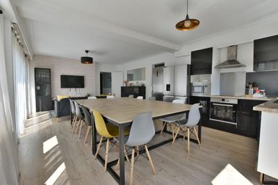 Maison - 182 m² - 10 pièces
