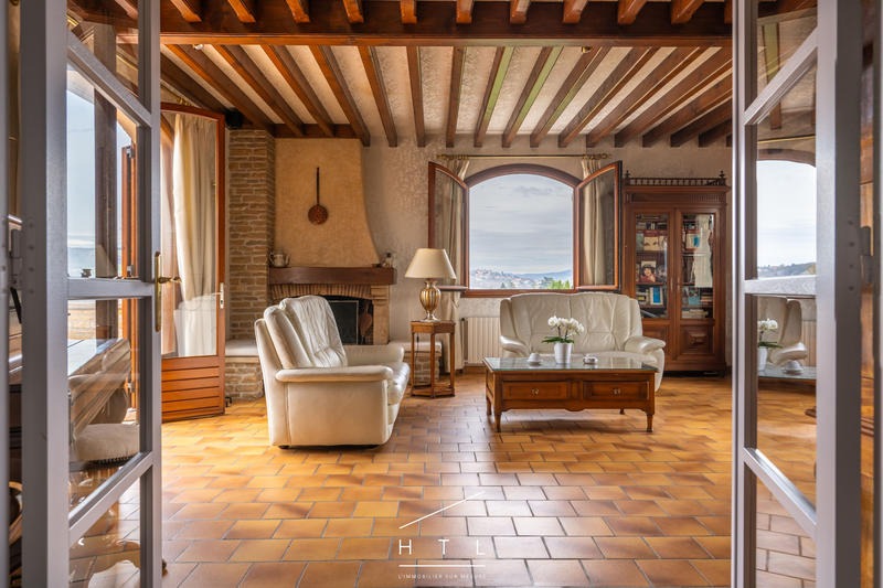 Maison - 233 m² - 5 pièces