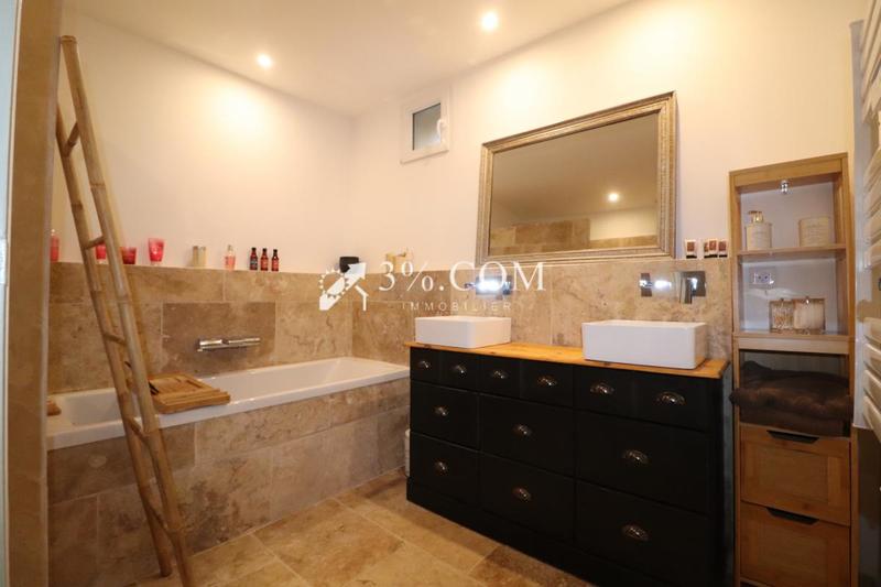 Propriété - 256 m² - 9 pièces