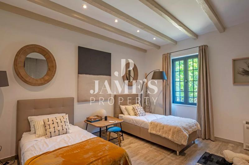 Maison - 420 m² - 8 pièces