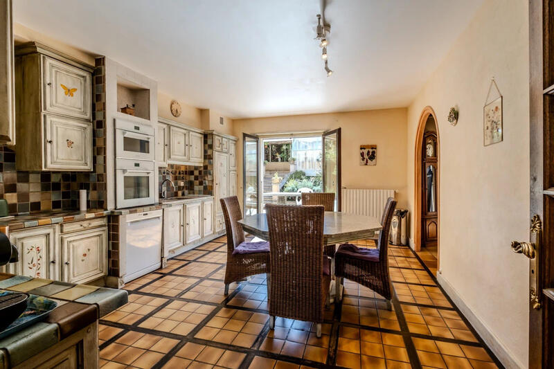 Maison - 300 m² - 8 pièces