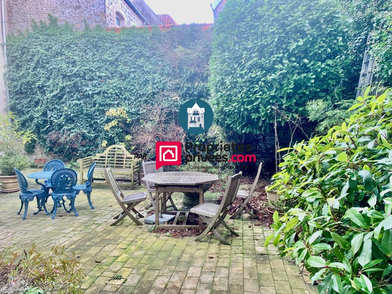 Maison - 367 m² - 10 pièces